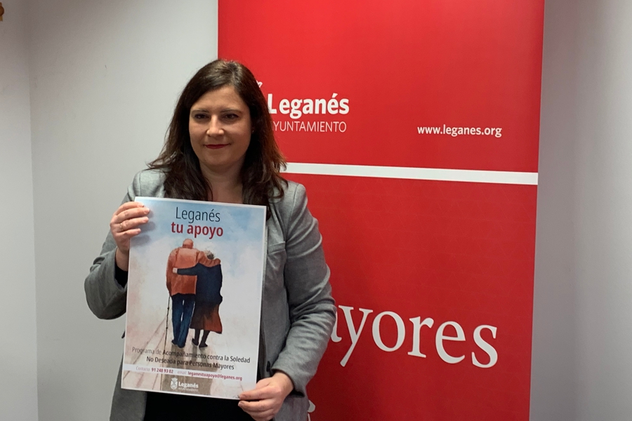 Virginia Benito, concejal de Mayores, con el cartel de Mayores en Soledad