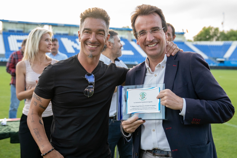 José Antonio Gutiérrez entrega una placa al alcalde Miguel Ángel Recuenco