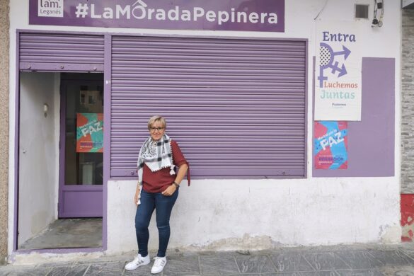 Pepa Macías en la puerta del local de Podemos Leganés