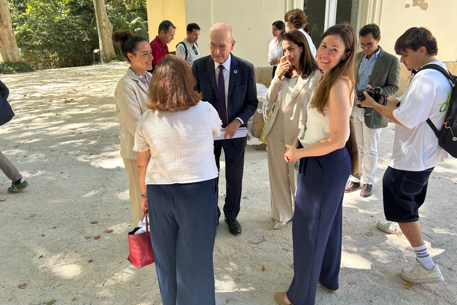 Violeta Bonet saluda al alcalde de Málaga, Francisco de la Torre, en EUTreeTag 2026
